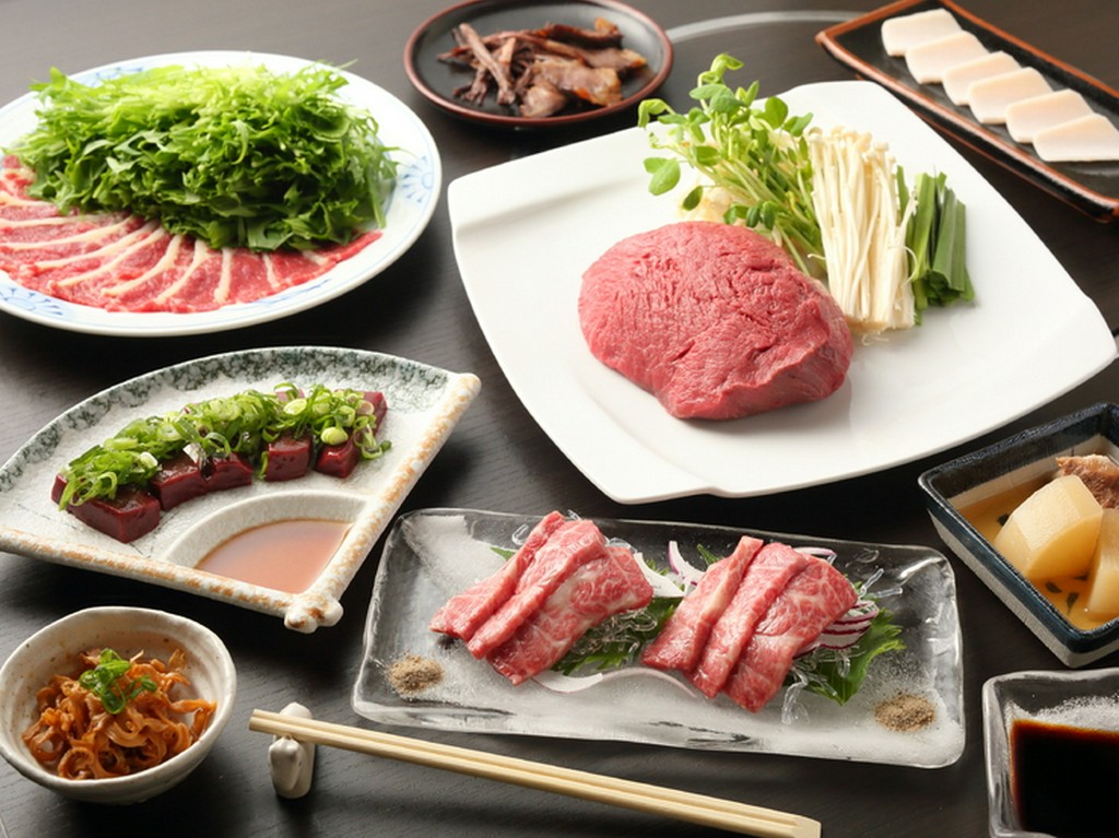 馬肉料理専門店ならではの、豊富なメニューを満喫