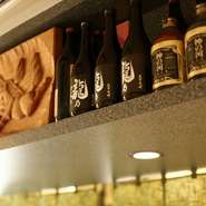 熊本の酒蔵から取り寄せる手に入りにくい『オークロド』や、貴重な『神の河』ブラックラベル、『瀧乃中落ち』など、珍しいお酒の品揃え。焼酎好きにはたまりません。馬肉に合わせた重すぎないお酒をチョイス。