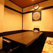 奥まった半個室のテーブル席は、プライベート感もあり、接待などにも最適な空間です。貴重な馬肉を存分に堪能できる専門店での接待は、おもてなしの好感度も高く、喜ばれます。