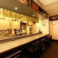 「食べてみたいな」と思いながらも、女性が一人では入りにくいイメージのある馬肉料理専門店。肩肘張らず寛げる、温かい雰囲気のお店なので、記念日など特別な日のデートにいかがでしょう。