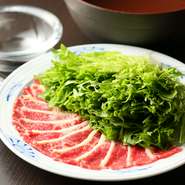 ダシと水菜でいただく馬肉のしゃぶしゃぶ。馬のスジ肉から丁寧にとったダシが旨みたっぷり。馬の美味しさを丸ごと堪能できる逸品です。