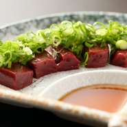 鮮度抜群なので、クサミもなく食べやすいレバーは、牛肉よりも歯ごたえがある人気の逸品。胡麻油と塩、ネギなどでいただきます。