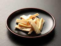 希少部位の「コリコリ」は馬の大動脈。味付けをしてあるので、コリコリとした食感そのままに、酒の肴にどうぞ。