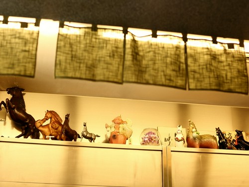 長い月日に集められた馬の置物がそこかしこに