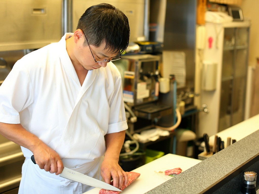 温かい雰囲気の中で、美味しい馬肉料理を楽しんで