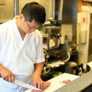 美味しい馬肉を、どのようにしたらもっと多くの皆さんに知っていただけるかと、工夫を重ねています。その美味しさと共に、お店に訪れた方に「楽しかった」と思っていただける温かな接客を大切にしています。