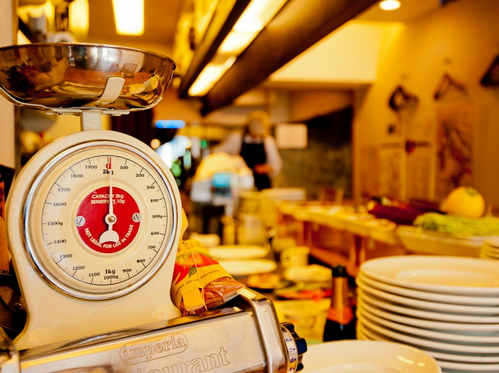 イタリア料理店のライブ感をたっぷり味わえるカウンターが面白い