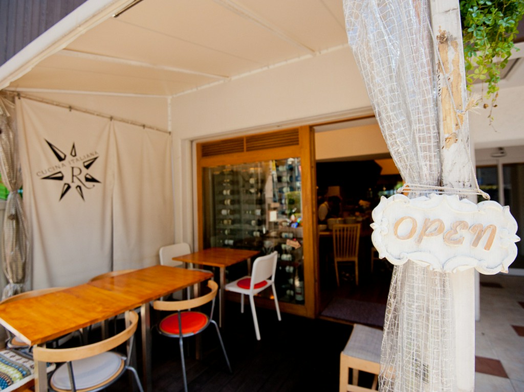 お店の目印は可愛いテラス席。心地よい風が流れる癒しの特等席