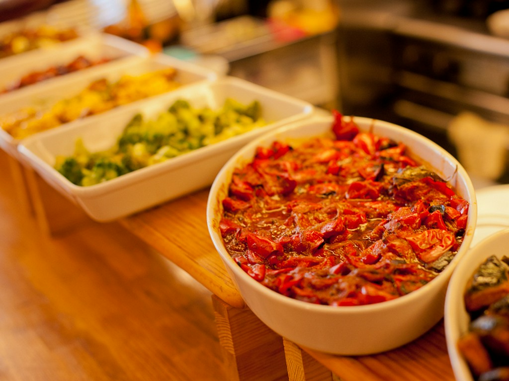 シェフが毎朝市場に通い、自身の目利きで仕入れてくる旬な食材