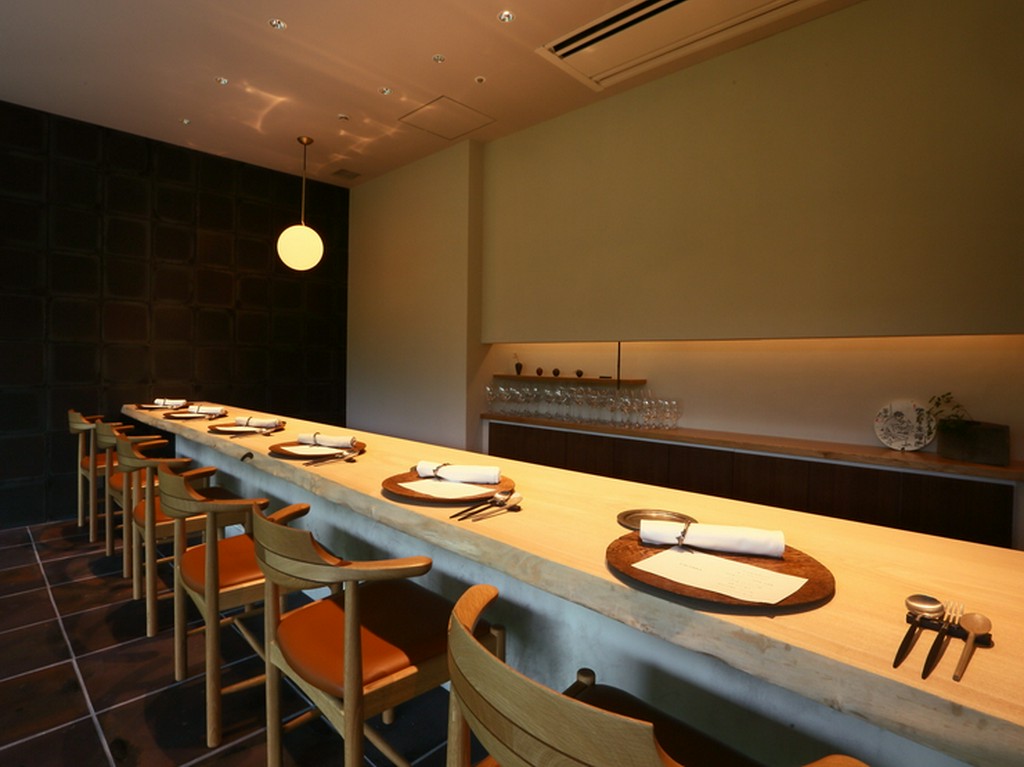 大人のデートに誂え向きな、天然木が心地よいカウンター席