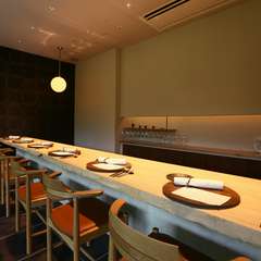 大人のデートに誂え向きな、天然木が心地よいカウンター席