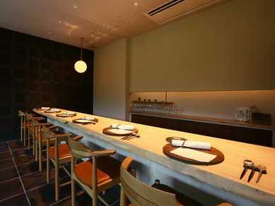 大人のデートに誂え向きな、天然木が心地よいカウンター席