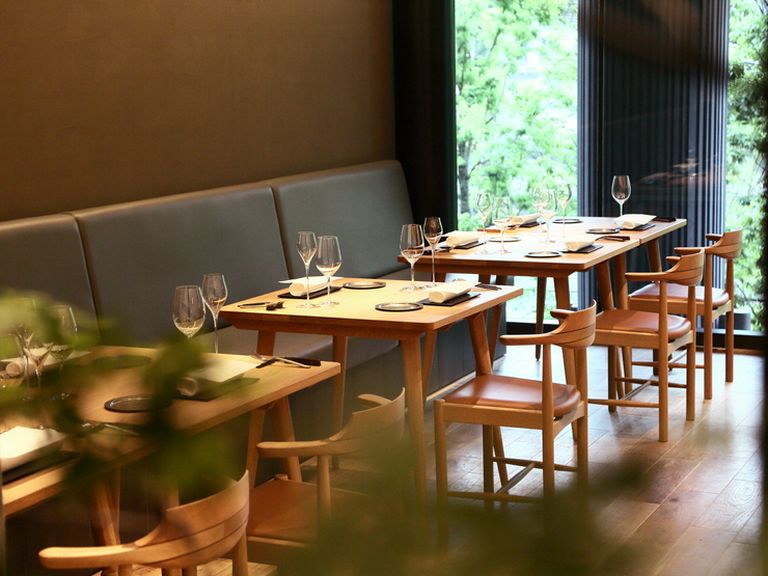 凛とした空気が心地よい、一面ガラス張りの開放的な店内