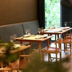 凛とした空気が心地よい、一面ガラス張りの開放的な店内