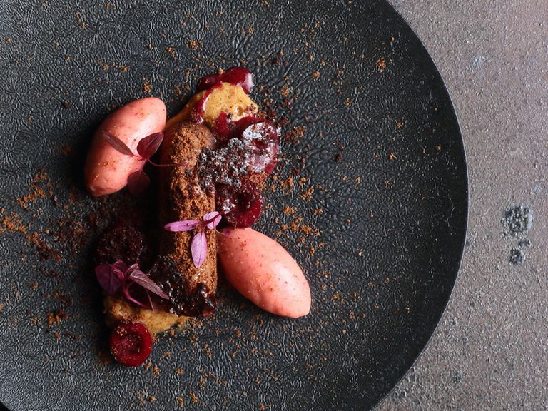 盛夏の空気を予感させるデザート『エクレア プラム カカオ』(料理一例)