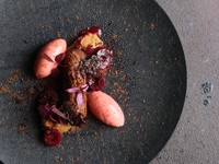 盛夏の空気を予感させるデザート『エクレア　プラム　カカオ』（料理一例）