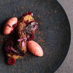 盛夏の空気を予感させるデザート『エクレア　プラム　カカオ』（料理一例）