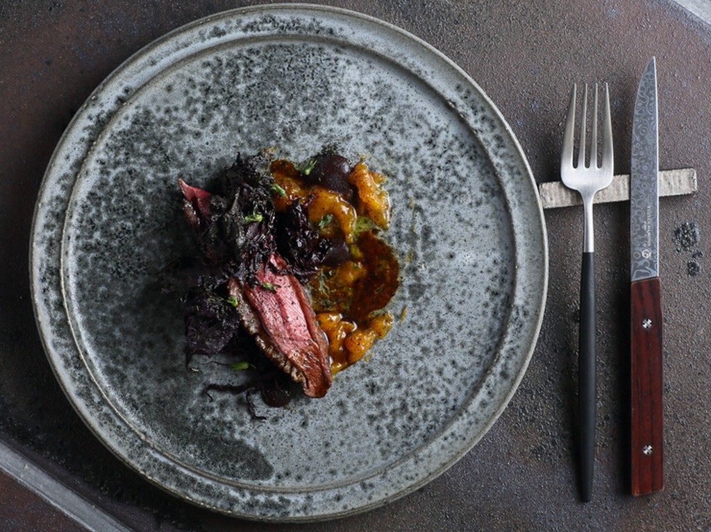 大阪近郊の食材をテーマに仕立てられた『紀州鴨　赤紫蘇　南高梅』（料理一例）