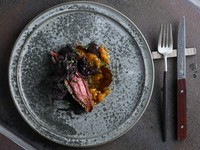 大阪近郊の食材をテーマに仕立てられた『紀州鴨　赤紫蘇　南高梅』（料理一例）