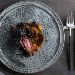 大阪近郊の食材をテーマに仕立てられた『紀州鴨　赤紫蘇　南高梅』（料理一例）