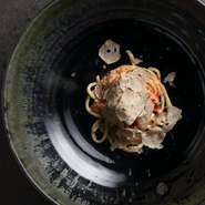 イタリアの郷土料理、ピーチという太いパスタに合わせているのは毛蟹のソース。トリュフの香りを添えて、窯変が美しい器の上に立体的に盛り付けられています。