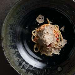 力強さと繊細さを併せ持つ『ピーチ　毛蟹のサマートリュフ』（料理一例）