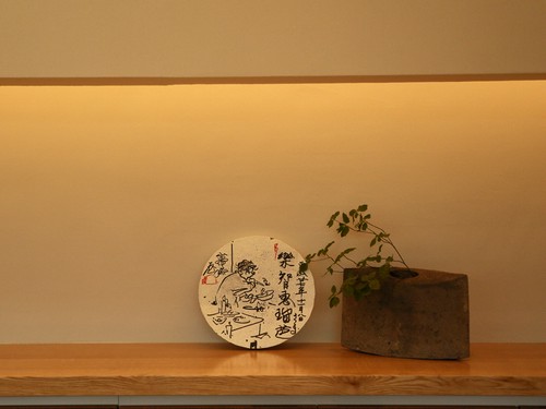 店を訪れた画家により描かれた絵皿