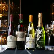 オーナーシェフの山内氏はソムリエの資格もあり、料理に合うワインは、間違いのないオススメの銘柄をセレクトしてくれます。なんと200種類ほどのワインが取り揃えられているのも嬉しい限り。