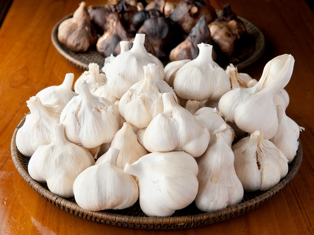 国産ニンニクを贅沢に使った料理の数々を