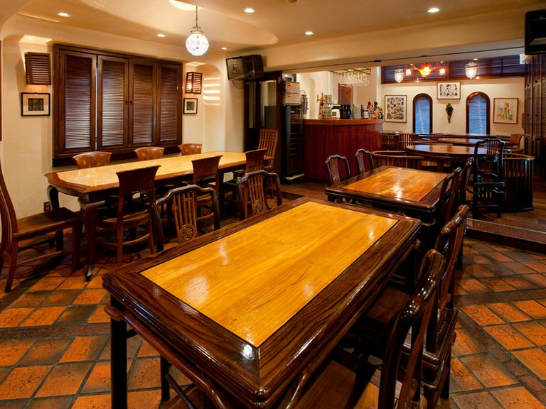 ウッディな空間でお酒を楽しむ、大人のための寛ぎ空間