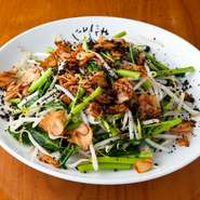 ニンニク、空芯菜、もやしと、栄養たっぷりの食材を使ったひと皿。中国料理で使われる調味料・豆チでコクをプラスしています。