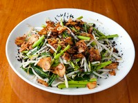 ニンニク、空芯菜、もやしと、栄養たっぷりの食材を使ったひと皿。中国料理で使われる調味料・豆チでコクをプラスしています。