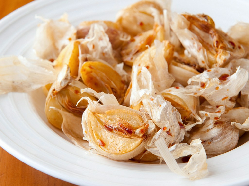 ニンニクの甘さを感じる『青森県産にんにくの丸揚げ』