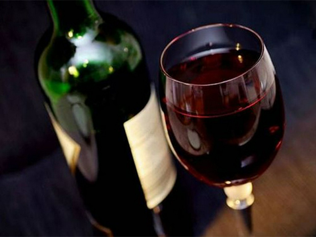 美味しいお肉を引き立てる、こだわりワインで最高のひと時を。