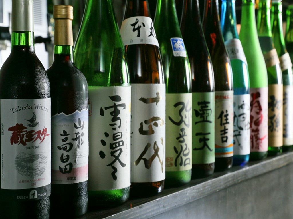県内各地の地酒を30種類以上取り揃え、山形ワインも