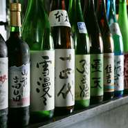 県内各地で醸された地酒を取り揃えています。特に最高級プレミア日本酒『十四代』は、日本酒好きには垂涎の的。一度は飲んでみたい銘柄です。また県内産のワインも数多くあるので、ワイン通にも楽しめるはず。