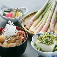 芋煮会でもおなじみの『芋煮』は、牛肉のダシと醤油、砂糖で里芋を甘味ある味付けが絶品。野菜を刻んで豆腐に乗せた『ダシ豆腐』、青菜・ぺそら・赤カブをはじめとしたお漬物、季節の山海の旬菜なども愉しめます。