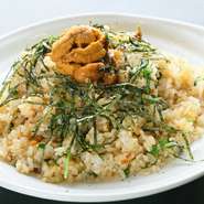 バターと醤油で味付けしたこってりとしたチャーハン。新鮮なウニを惜しげなくたっぷりとつかっているので、その旨みがしみわたっています。