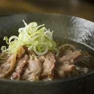 山形名物冷たい肉そば、だしのきいた汁が魅力的。