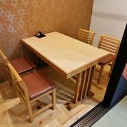 店内には10名が入れる和室のほか、4名用のテーブル席が配置された個室が1つ。地元福島の地酒を常時揃えているので、県外からのお客をおもてなしするのに重宝されています。