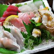 マグロや貝類を除くお刺身は、美味しく多種多様な魚が獲れることで定評のある長崎・五島列島から直送。二人前からの注文になります。