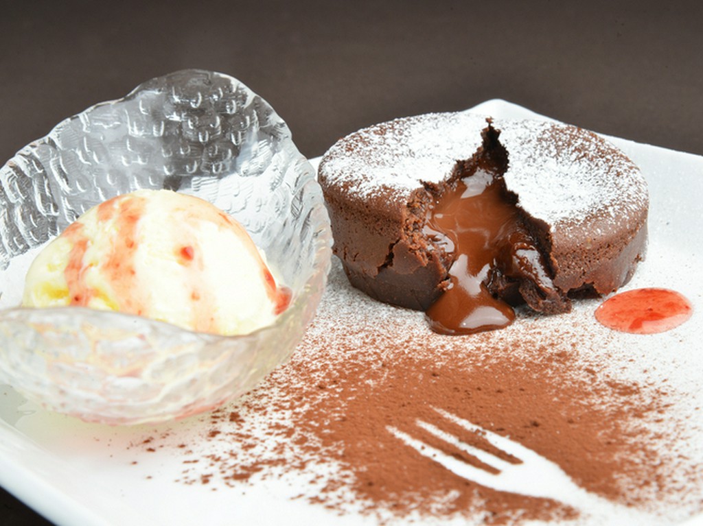 お得な女子会コースに充実のスイーツ。おしゃれな店内も魅力的