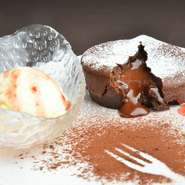 女性のお客様にも人気がある【ダイニング酒場 伊勢】。特に、お得な女子会コースがおすすめですよ。そのほか、フォンダンショコラなどのスイーツも充実。店内も落ち着いたおしゃれな雰囲気で、女性受け抜群です。