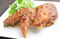 手羽をカリカリに揚げ、コチュジャンベースのタレで味付けた『うまから手羽』。やみつきになるおいしさです！