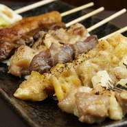 ・5本盛（たれ、塩）　各1078円
・8本盛（たれ、塩）　各1540円
・つくね盛り（たれ・おろし・チーズ・明太マヨ・お好み）各1210円　
・野菜4種盛り（たれ、塩）　各770円
