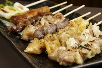 ・5本盛（たれ、塩）　各1078円
・8本盛（たれ、塩）　各1540円
・つくね盛り（たれ・おろし・チーズ・明太マヨ・お好み）各1210円　
・野菜4種盛り（たれ、塩）　各770円