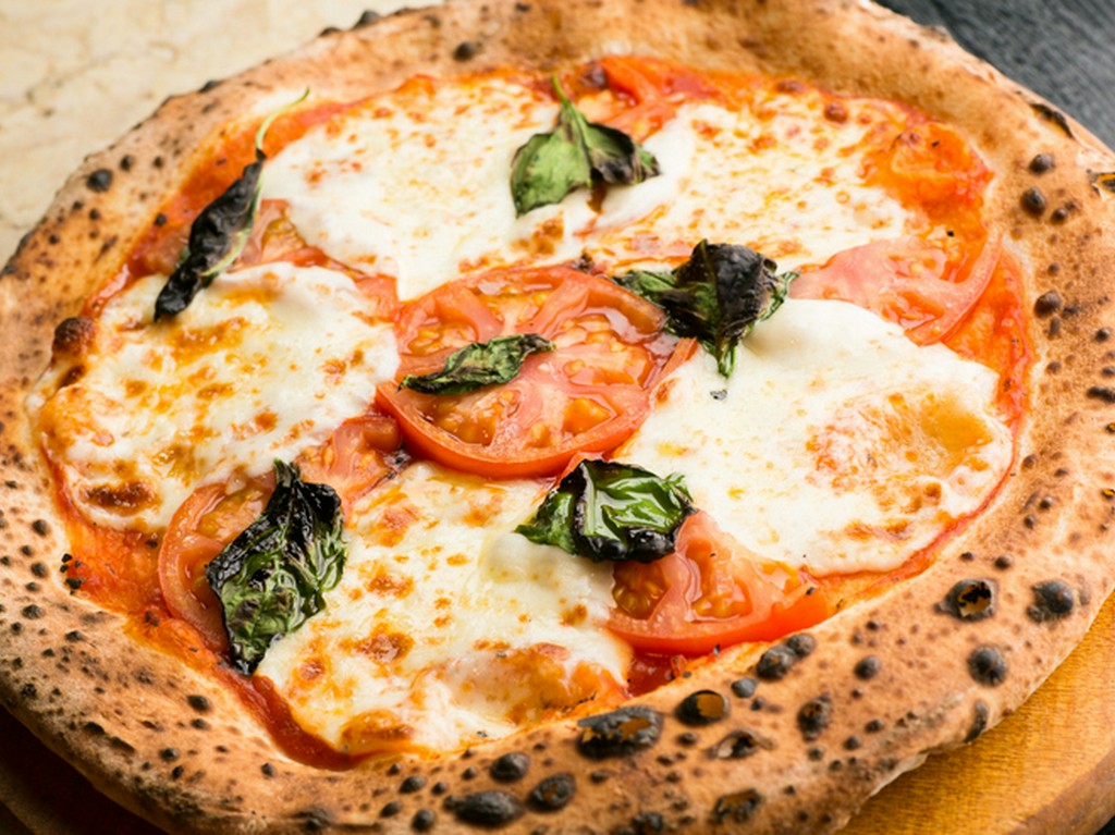 外側はパリッと、中はもっちりとした食感の『フレッシュトマトのマルゲリータ（ナポリピッツァ）』