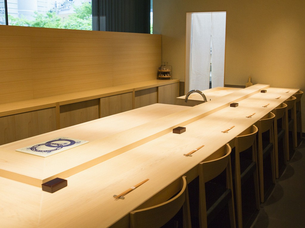 若い気さくなスタッフが応対、構えずに入れて寛げる店内