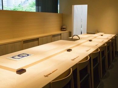 若い気さくなスタッフが応対、構えずに入れて寛げる店内