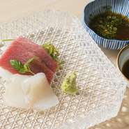お店で使用している魚介は、築地や全国各地から産地直送される新鮮なものばかり。もちろん、すべて国産です。安心、安全な食材のみで、その時々でいちばん食べてほしい、旬の本当に美味しいものを厳選しています。